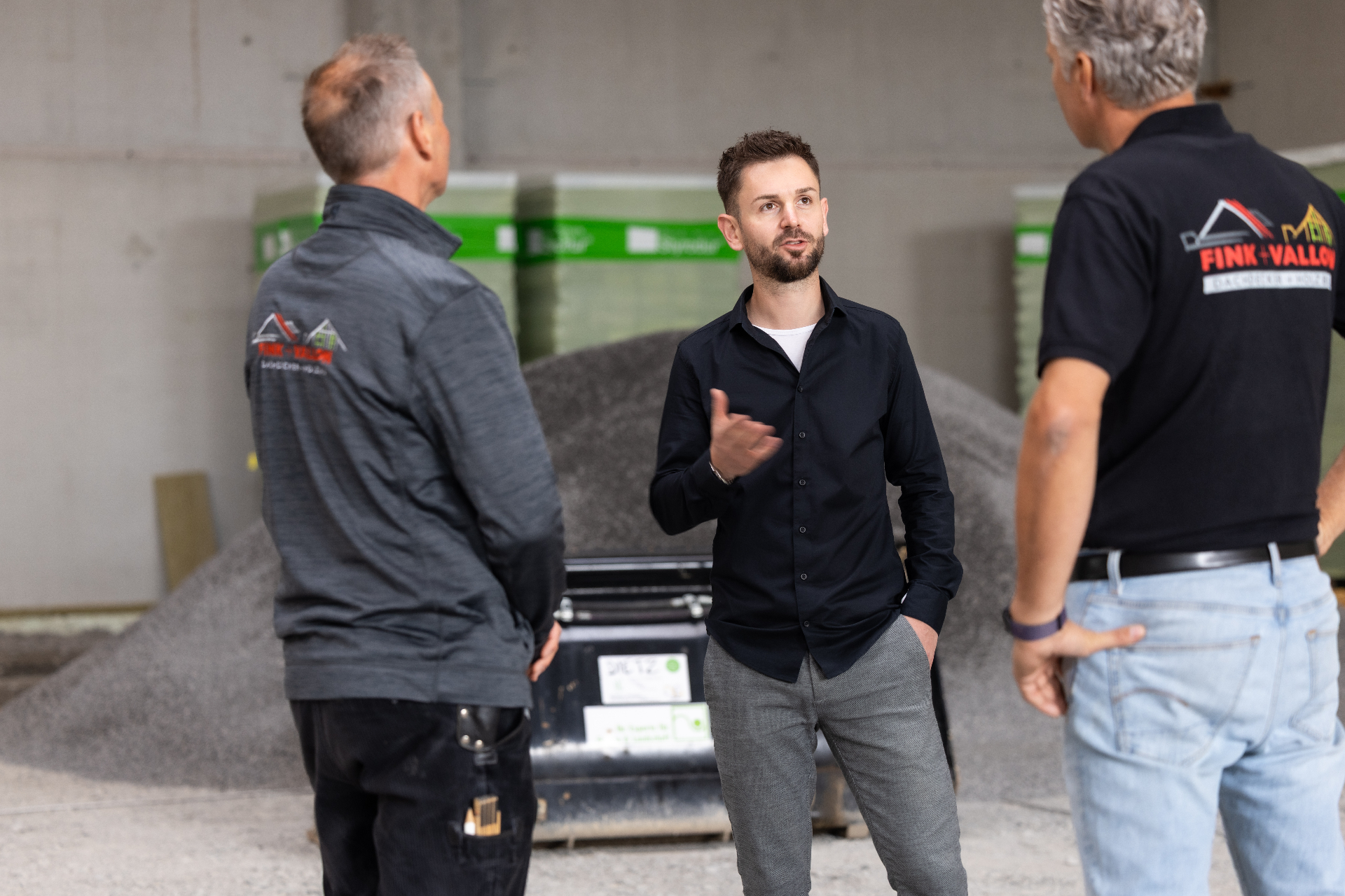 Fabian Hack im Gespräch mit zwei Handwerksunternehmern im Betrieb