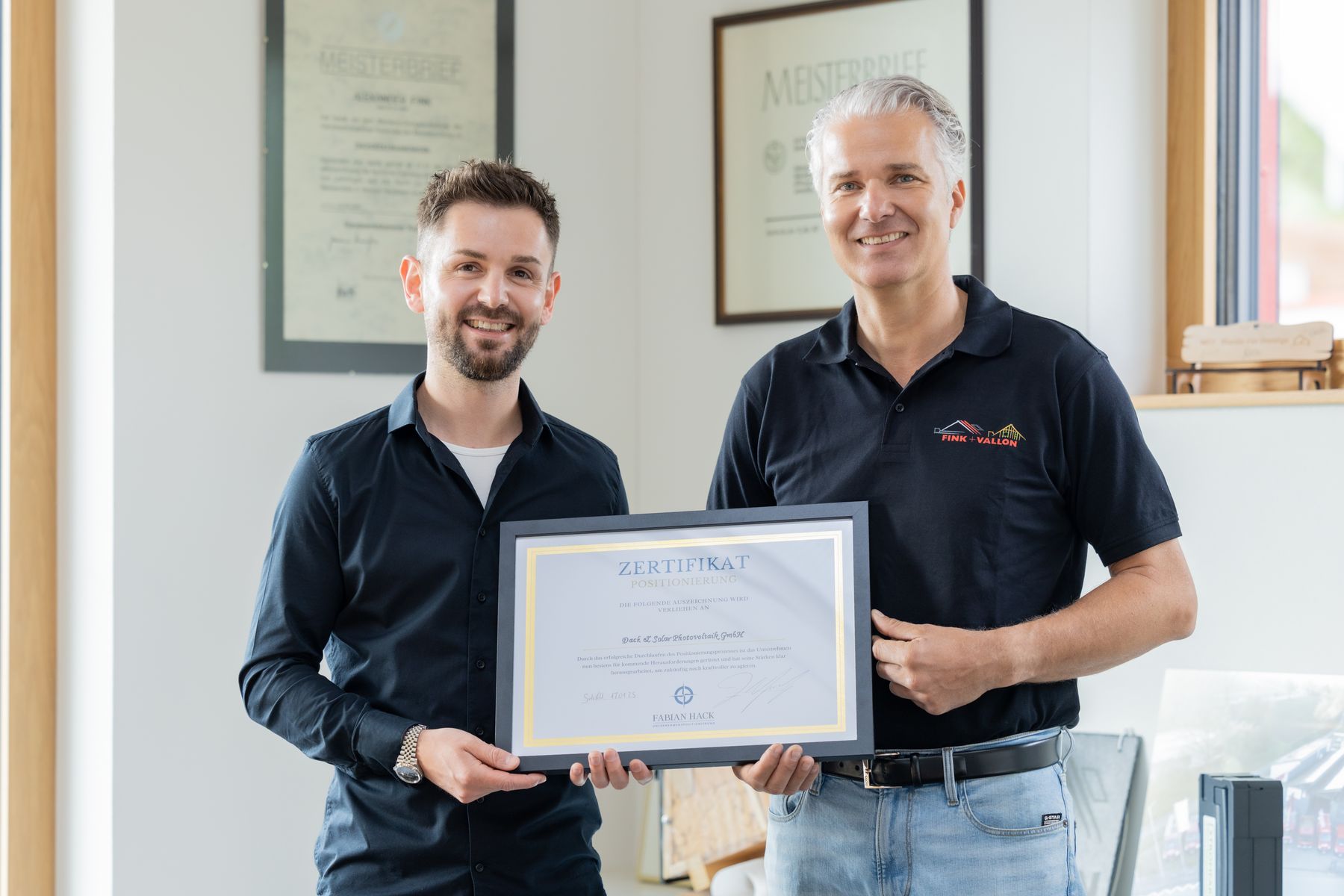 Werkstatt und Mitarbeiter im Handwerksbetrieb